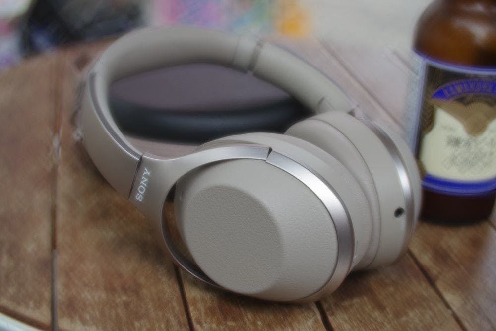 是以長途旅者需求的貼心進化, Sony WH-1000XM2 藍牙主動降噪耳機動手玩這篇文章的首圖