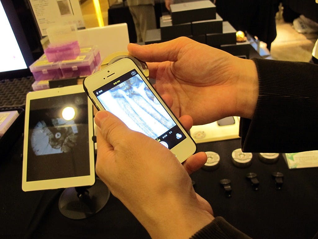 是不需安裝 APP 或是開啟藍牙的「Aidmics 高質感顯微鏡組」這篇文章的首圖