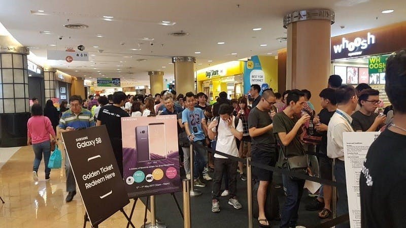 是Samsung Galaxy S8勢不可擋!手機開賣首日商場大排長龍,現場人潮超誇張!這篇文章的首圖
