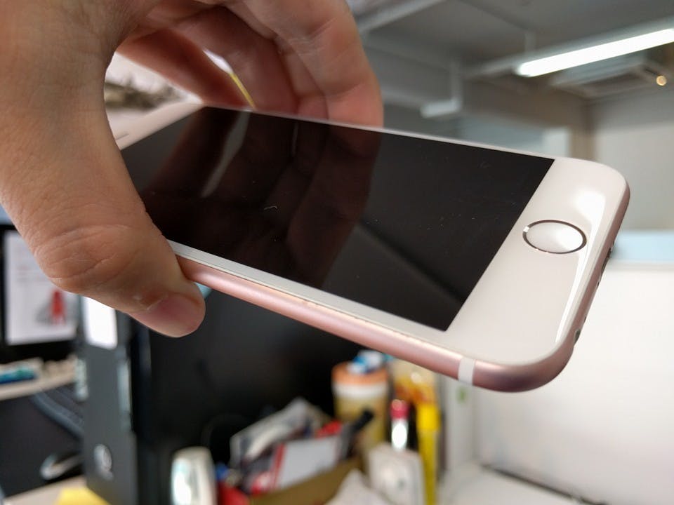 是套個殼保護iPhone 6s,怎知道一脫殼后發現手機脫漆了!不是個案,數個用戶紛紛投訴中招!iPhone品質怎麼了?這篇文章的首圖