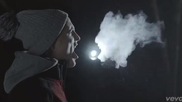 是利用呼氣和光線拍製的特別 MV這篇文章的首圖
