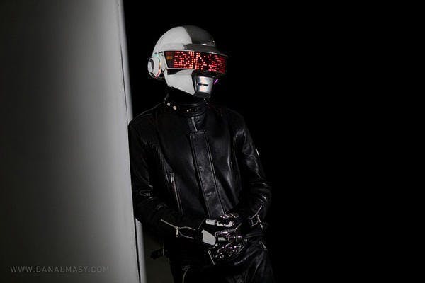 是跑什麼趴都hold住!歷時四個月完成的Daft Punk頭盔這篇文章的首圖