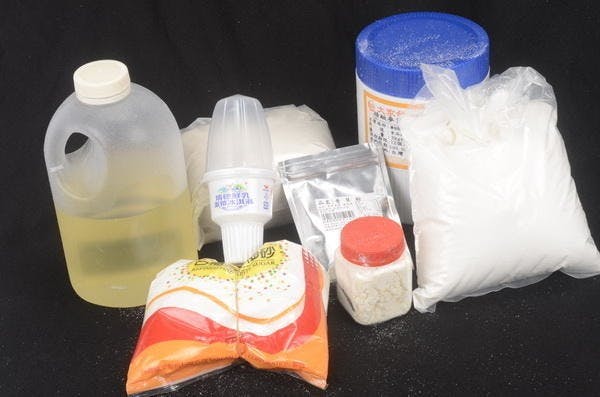 是仿製瑞穗鮮乳的宅冰淇淋來進行融化實驗,人工添加物多未必融化得比較慢,融化比較快也未必就安全。但……這篇文章的首圖