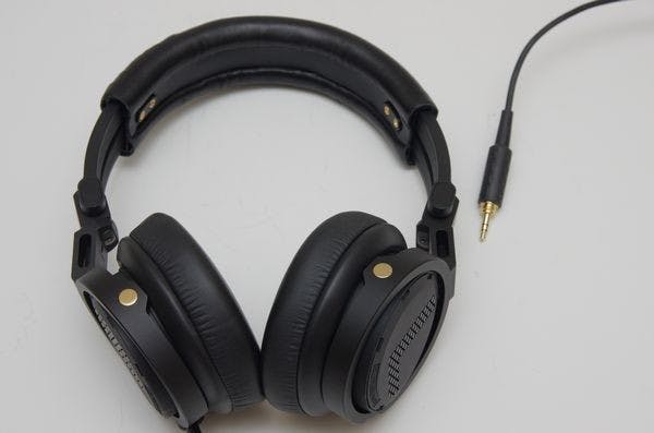 是與知名 DJ 阿曼共同開發的旗艦 DJ 監聽耳機, Philip A5-PRO 動手玩這篇文章的首圖