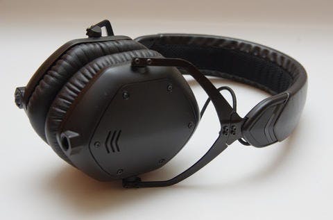 是日本 Roland 取得 V-Moda 七成股份,然維持 V-Moda 獨立運作這篇文章的首圖