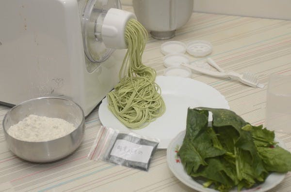 是以宅製拉麵來驗證「銅葉綠素鈉」強大染色力,麵條不需買特別強調添加XX很有營養的東西,因未必能達到廠商宣稱的價值這篇文章的首圖