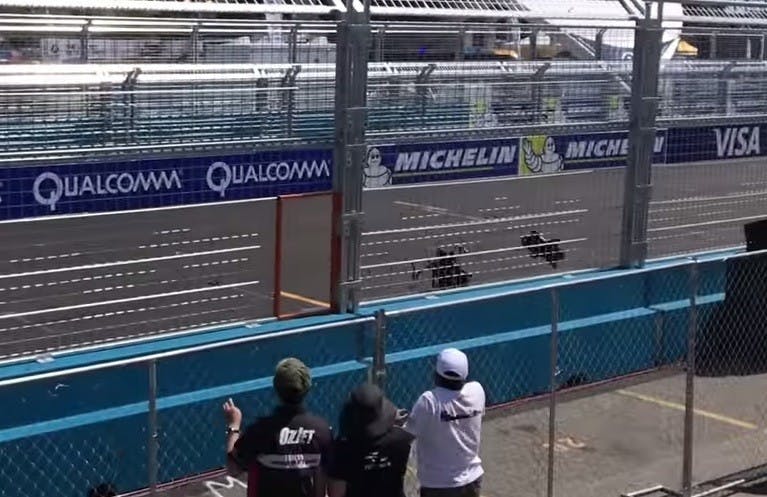是加速超快的無人機在完成超越 Formula E 速度後,宛若流星般的墜毀了這篇文章的首圖
