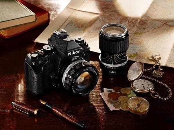 是Nikon Df現身,高質感價位不低,沒有錄影能力。單機身要價2750美元,含鏡頭為2999.95美元。台灣單機身82900元,含鏡頭為89900元。這篇文章的首圖