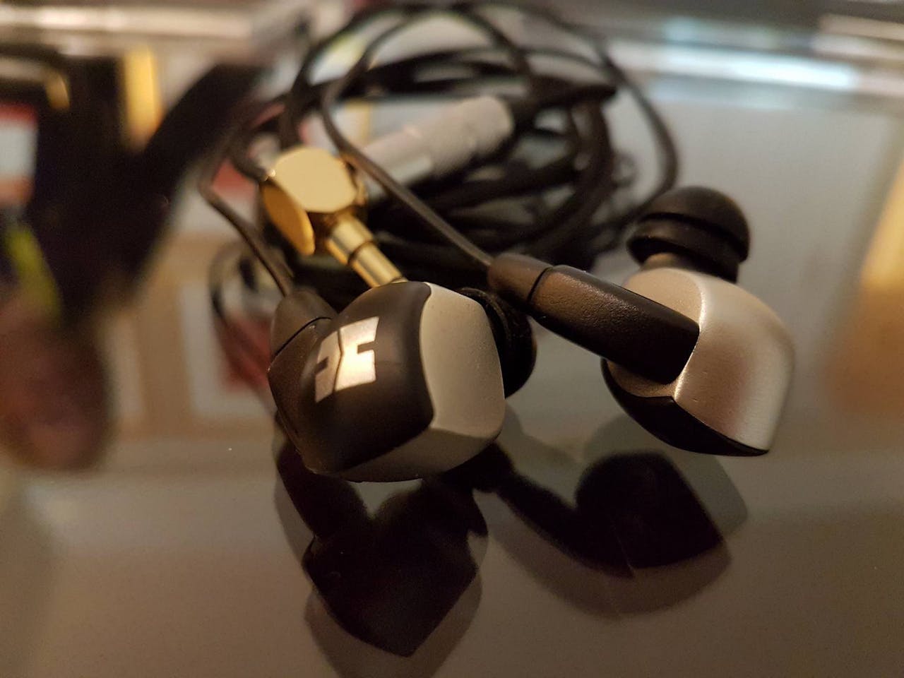 是HIFIMAN 在 CES 公布兩款新入耳、一款平面振膜耳機新品,預計於第二季陸續推出這篇文章的首圖