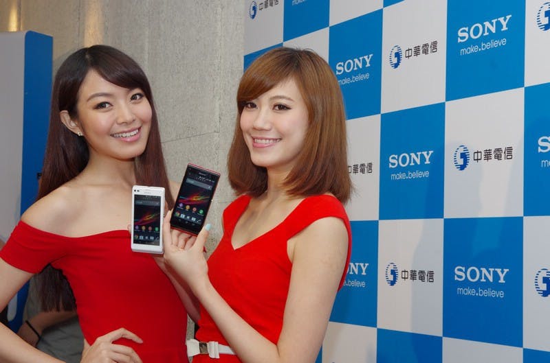 是講求 5 吋最佳握感與同級最佳相機的 Sony Xperia ZL 、 Xperia L 在台上市這篇文章的首圖