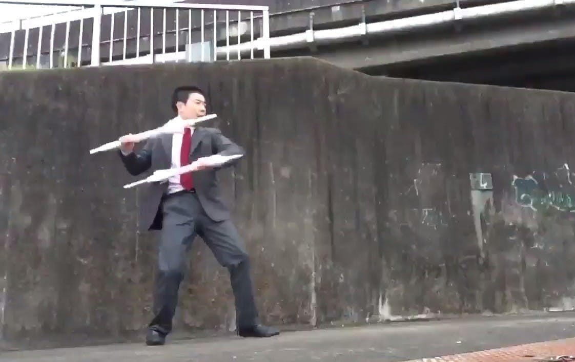 是有夠舒壓的上班族雨傘二刀流這篇文章的首圖