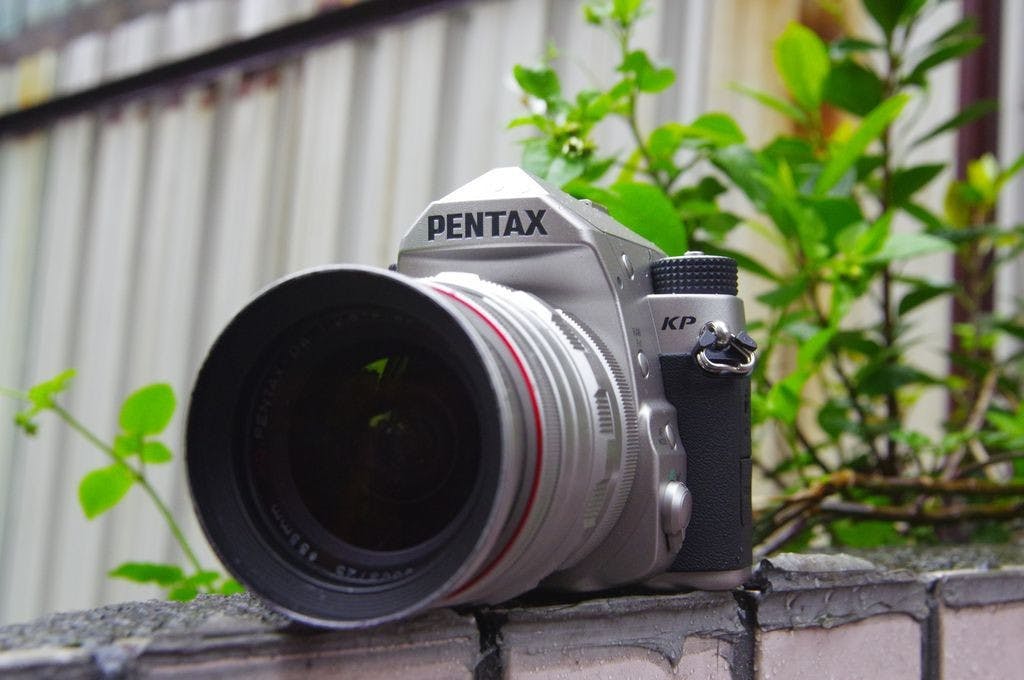 是為老 Pentax 用戶設計的街拍相機, Pentax KP 動手玩:電子機能與實拍篇這篇文章的首圖