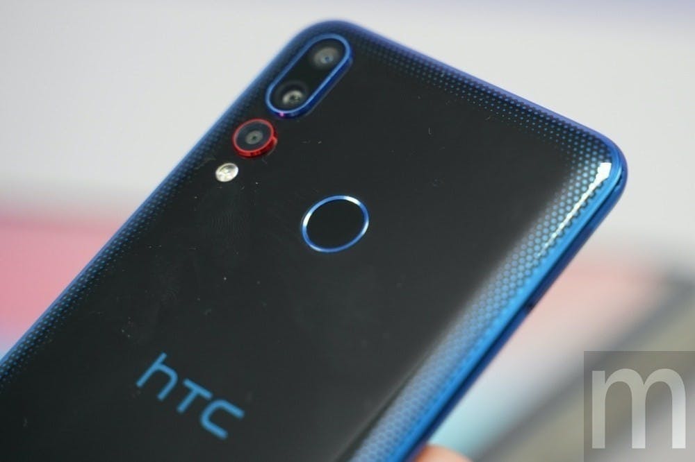 是Desire 19+成為HTC首款採用三鏡頭主相機、水滴瀏海螢幕的中階手機這篇文章的首圖