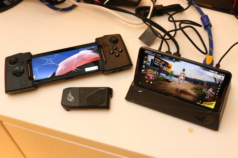 是華碩遊戲手機ROG Phone搭配特殊配件更有趣 連結手把、直播互動、大螢幕、電競比賽都好玩這篇文章的首圖
