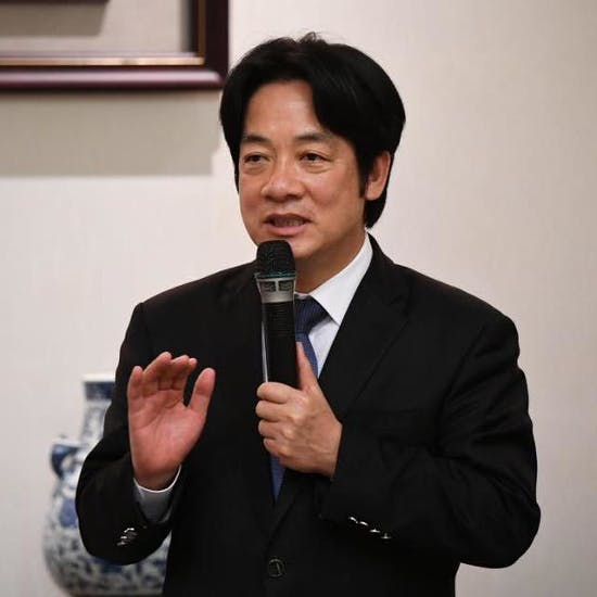 是賴神引「他日江湖相逢」請辭!這5個政治人物都曾引用金庸金句、自詡金庸角色這篇文章的首圖