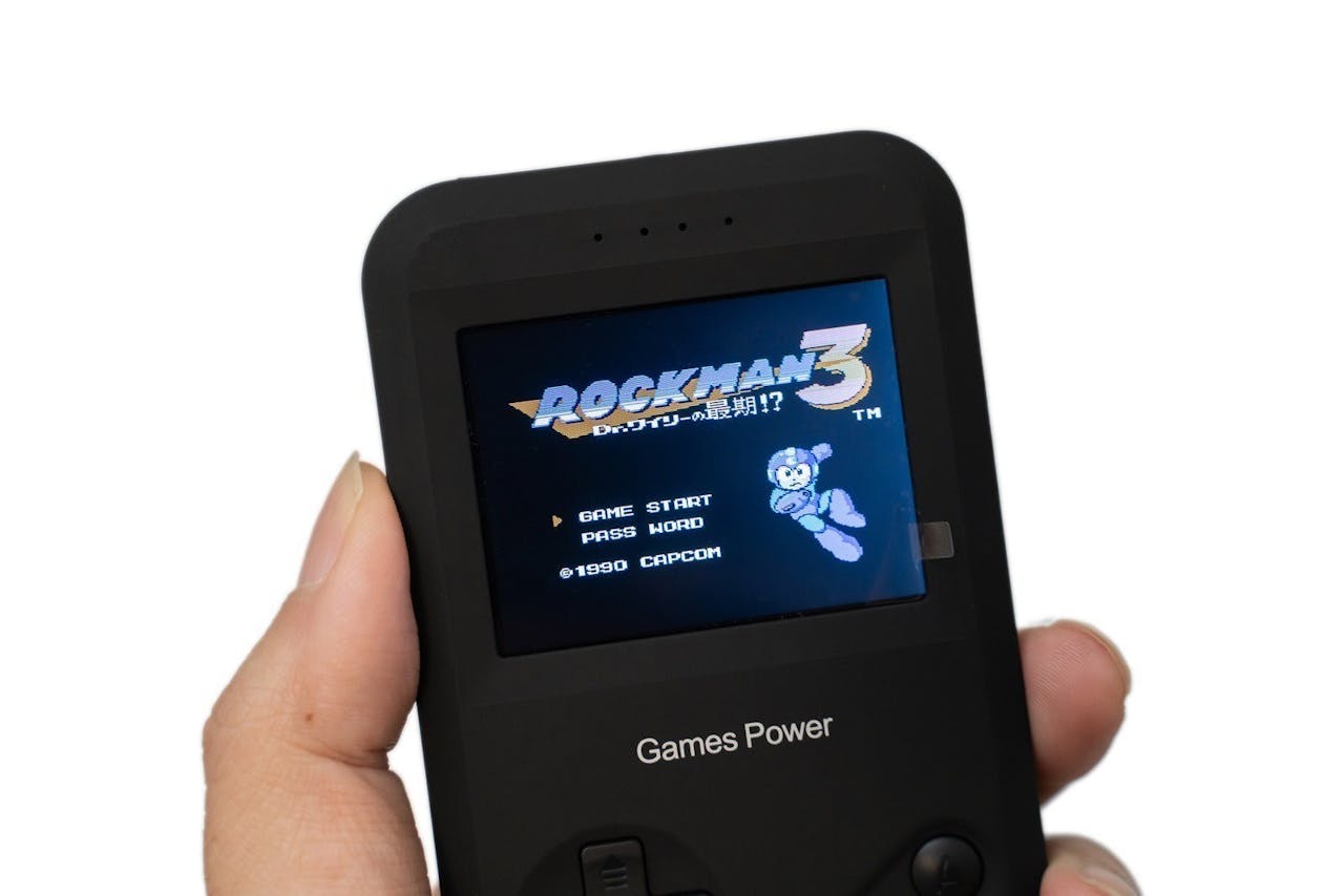 是是行動電源還是復古掌上遊戲機?!Games Power 經典遊戲機 8000mAh 開箱!這篇文章的首圖