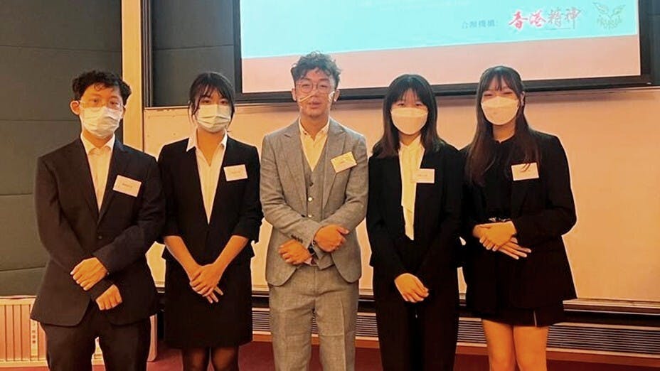 香港中文大學罕見病群體義工服務隊主席周鴻揚（中）、副主席梁曉瑩（左二）、幹事李曉瑩（右一）、許耀之（右二）、陳俊熹（左一）。
