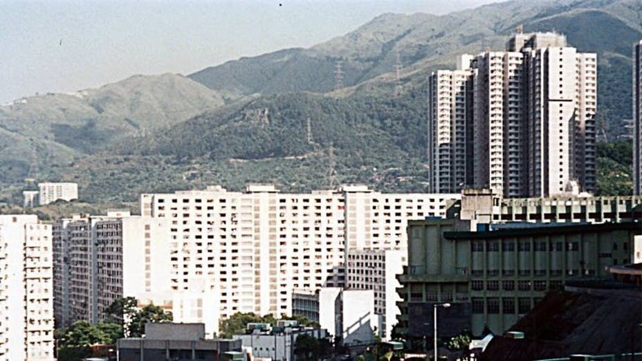 從前作者家住石蔭邨（圖），鄰居都是草根階層。（香港公共屋邨圖片集Facebook圖片）