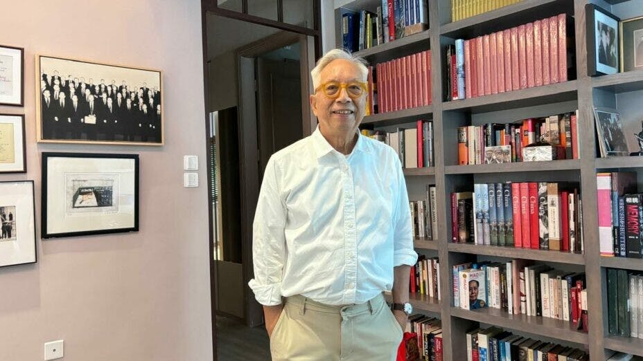 劉香成的書房，除了書籍外，掛着他的攝影作品。