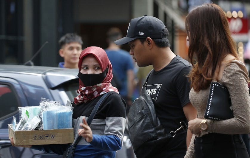 口罩短缺，包括馬來西亞等地都在搶購，作者建議港人眾籌設廠自救。（亞新社）