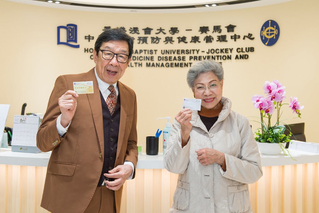 修哥（胡楓）和羅蘭姐獲贈長者保健卡。
