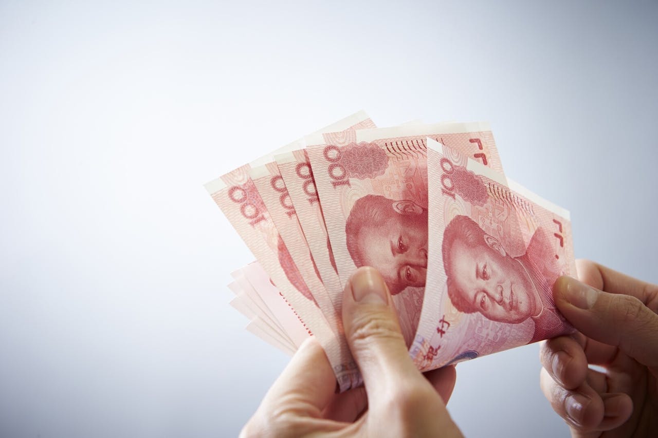 銀行體系存款出現上升，往往是造就更多股市、樓市炒賣的先兆。（shutterstock）