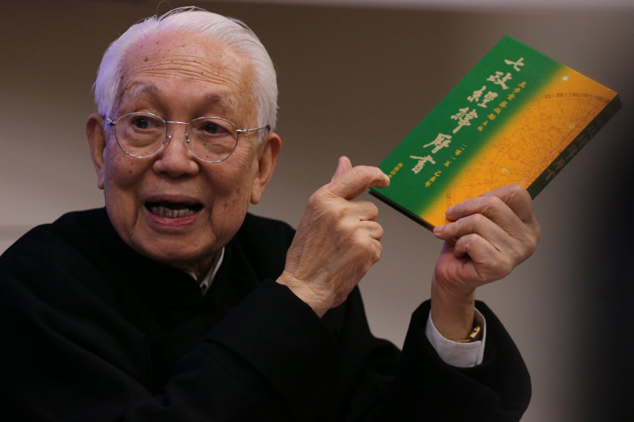 蔡伯勵編《通勝》超過一個甲子。（灼見名家圖片；攝影：文灼峰）