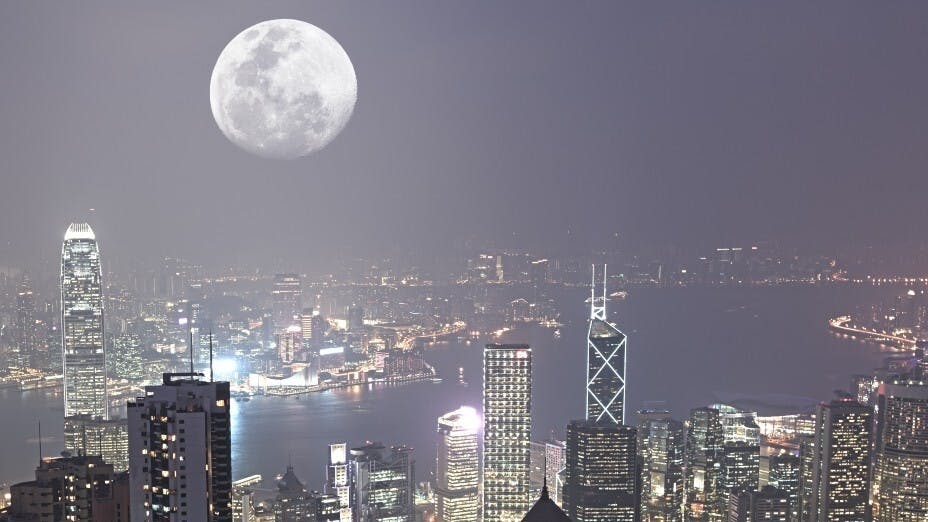 中秋國慶難見雙結合，回到東方之珠，維港兩岸，點點粼光，水深港闊傳情，世界獨有。（Shutterstock）