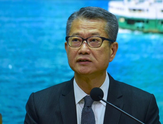 財政司司長陳茂波昨天宣布一系列支援企業和市民的措施，雖然涉及金額接近200億元，但帶動GDP增長上升只是0.3%，這數字真是少得可憐。（亞新社）