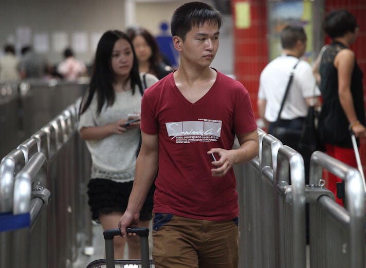 怕攤薄本土利益把低技術低收入的新移民拒諸門外，何不索性妖魔化所有低技術低收入的社群，叫他們早死早着之餘並禁止他們生育？（亞新社）