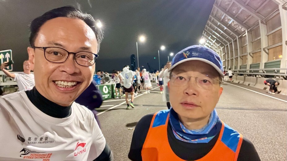 前局長聶德權（左）完成人生首場全馬，時間為4:03，成績亮麗。