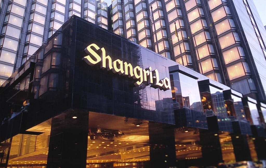 郭鶴年不論在早期從事食糖貿易買賣抑或70年代開始從事酒店業，均能掌握重要的時機，以敏鋭的洞察力和商業觸覺進場。（Agoda）