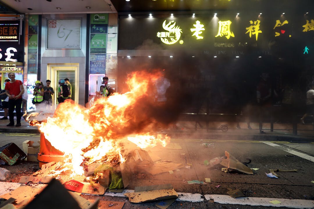 世界各金融評級機構關注香港的暴力示威活動，香港政府如果不盡快用有效的方法解決，評級有機會不斷被下降，就算林鄭呱呱嘈都沒有用。（亞新社）