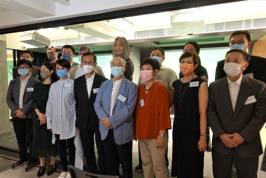 聯合出版集團前總裁及香港商務印書館前董事總經理兼總編輯陳萬雄博士（前排右四）與一眾作者和嘉賓合照。