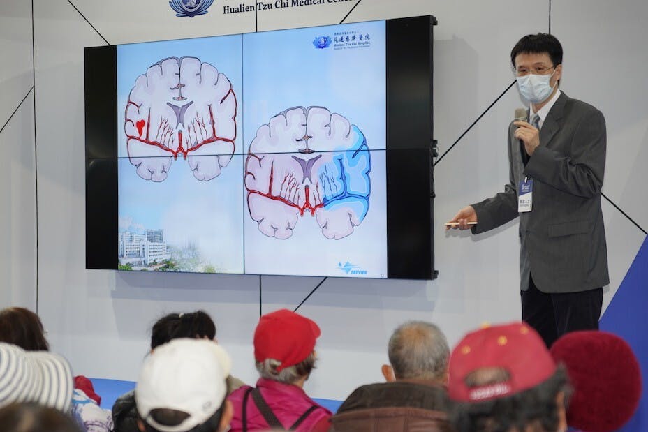 高鴻文主任透過簡報解說缺血性腦中風以及治療方式。