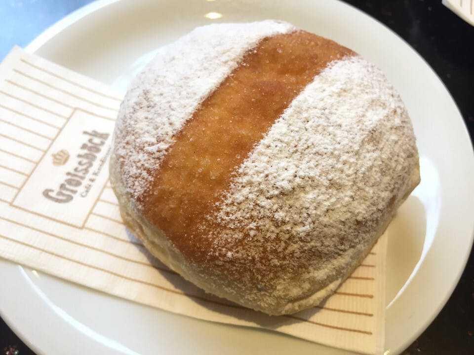 沒有糖霜的分界線，標記它是雲呢拿醬Krapfen。€1.3