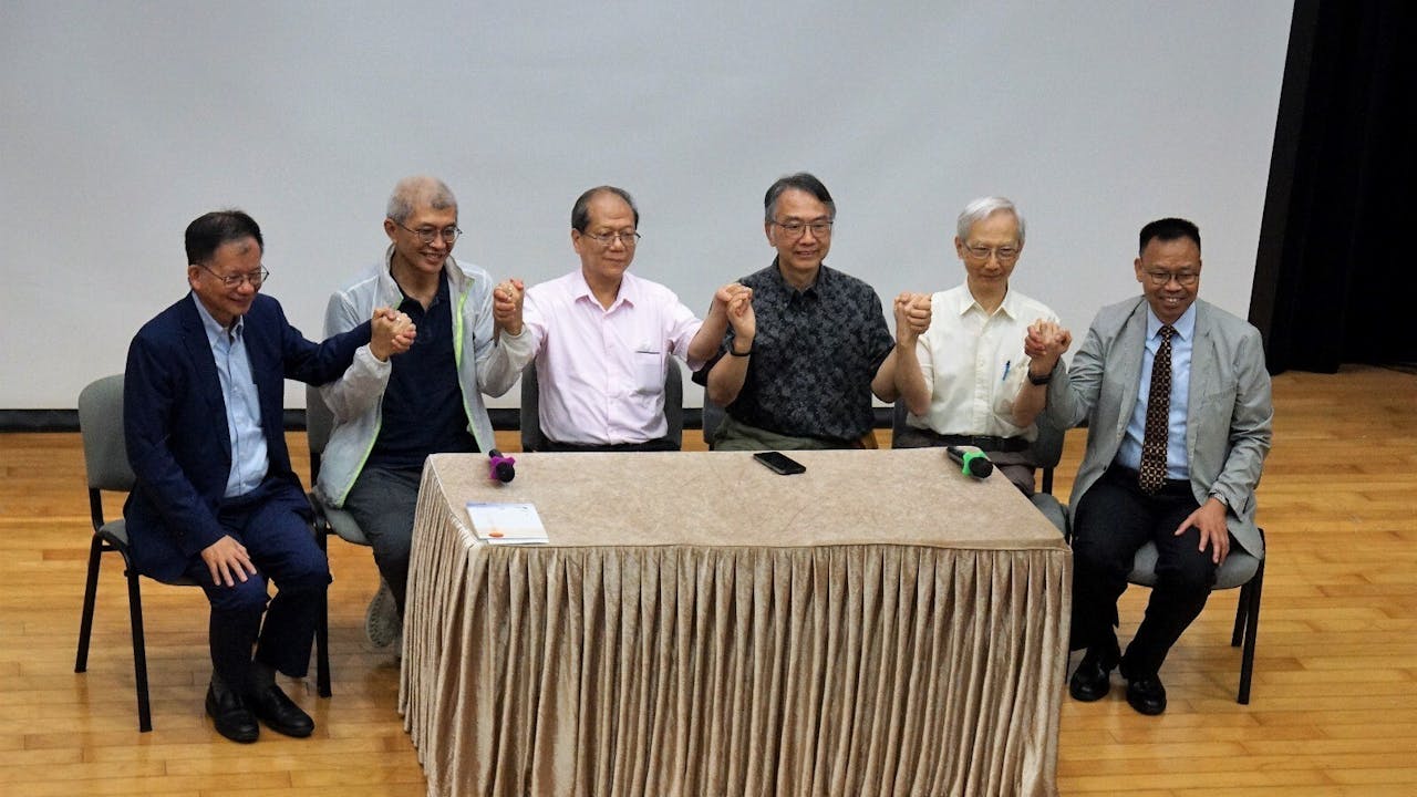 陳劍光牧師（右三）與危丁明教授（左二）、何漢權校長（左）等一起討論宗教話題。