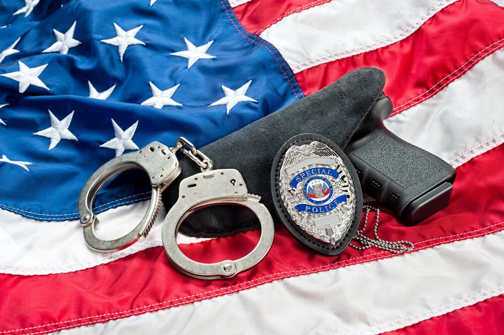 美國制度和社會傾向保護警察，令他們在濫開槍殺人後難以被繩之以法。（Shutterstock）