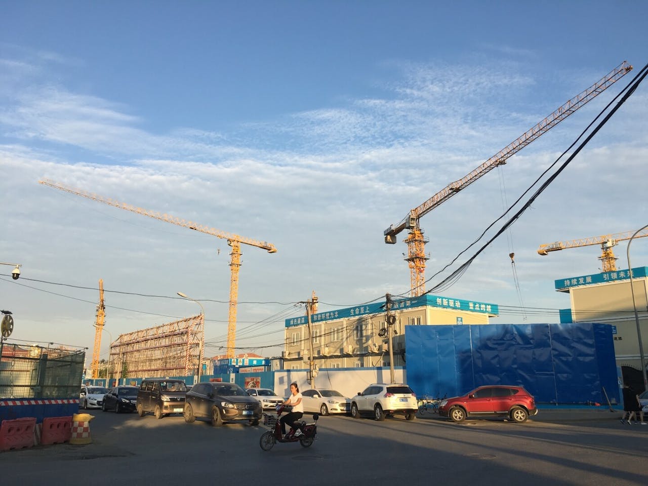 中國政府歡迎各國企業來華投資，鼓勵本國企業參與沿線國家基礎設施建設和產業投資。（亞新社）