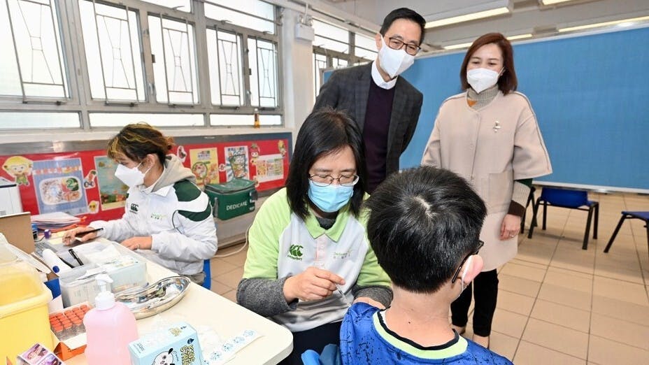 目前有多方面去方便學童打針，包括有外展隊到校接種。（政府新聞網圖片）
