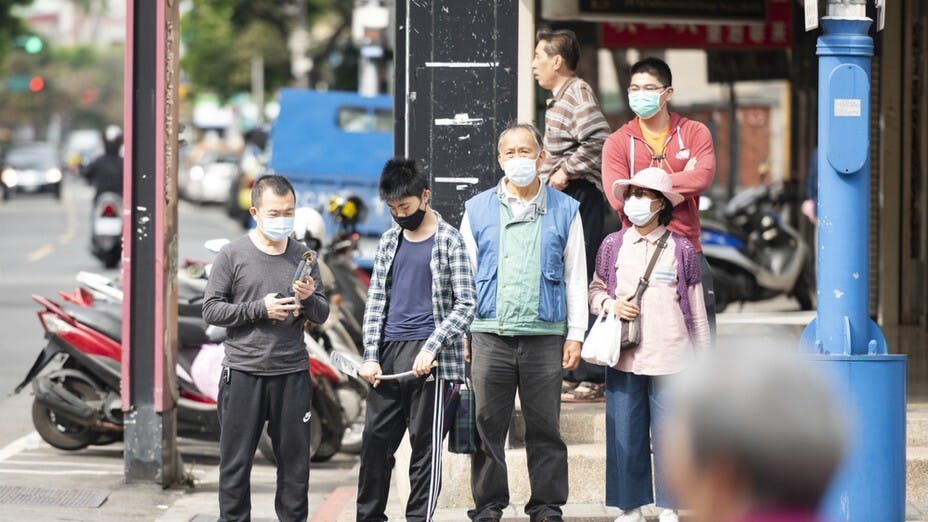 因為沒有疫苗可打，台灣民眾對確診的焦慮和恐懼已經到了抓狂的地步。（Shutterstock）