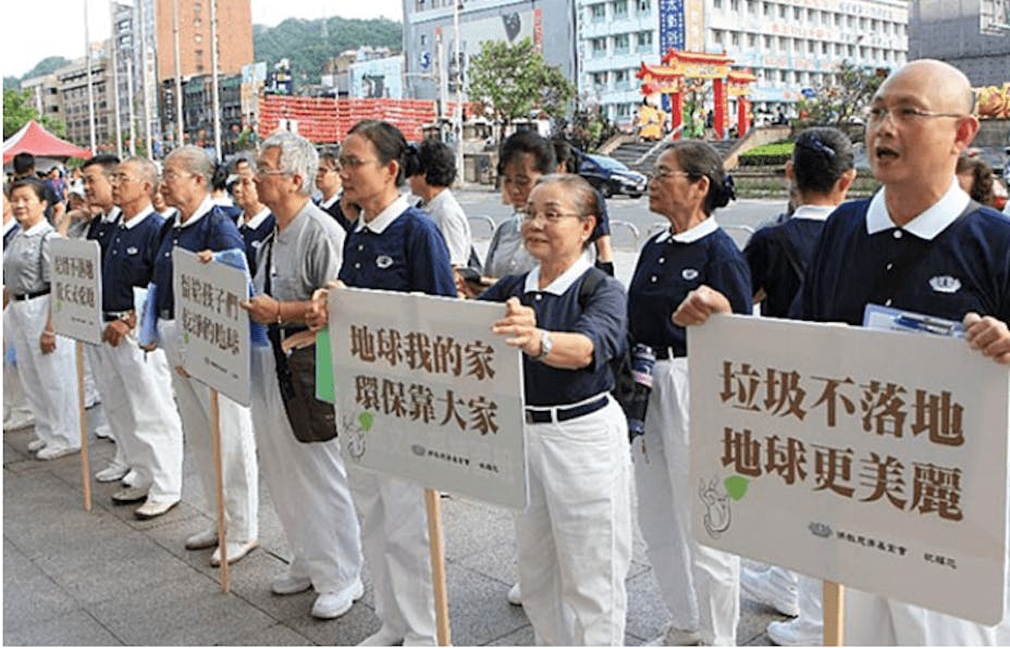 這些年來老人家和慈濟環保志工在街頭巷尾做垃圾分類，身體愈做愈硬朗，健康又環保。（台灣慈濟功德會圖片）