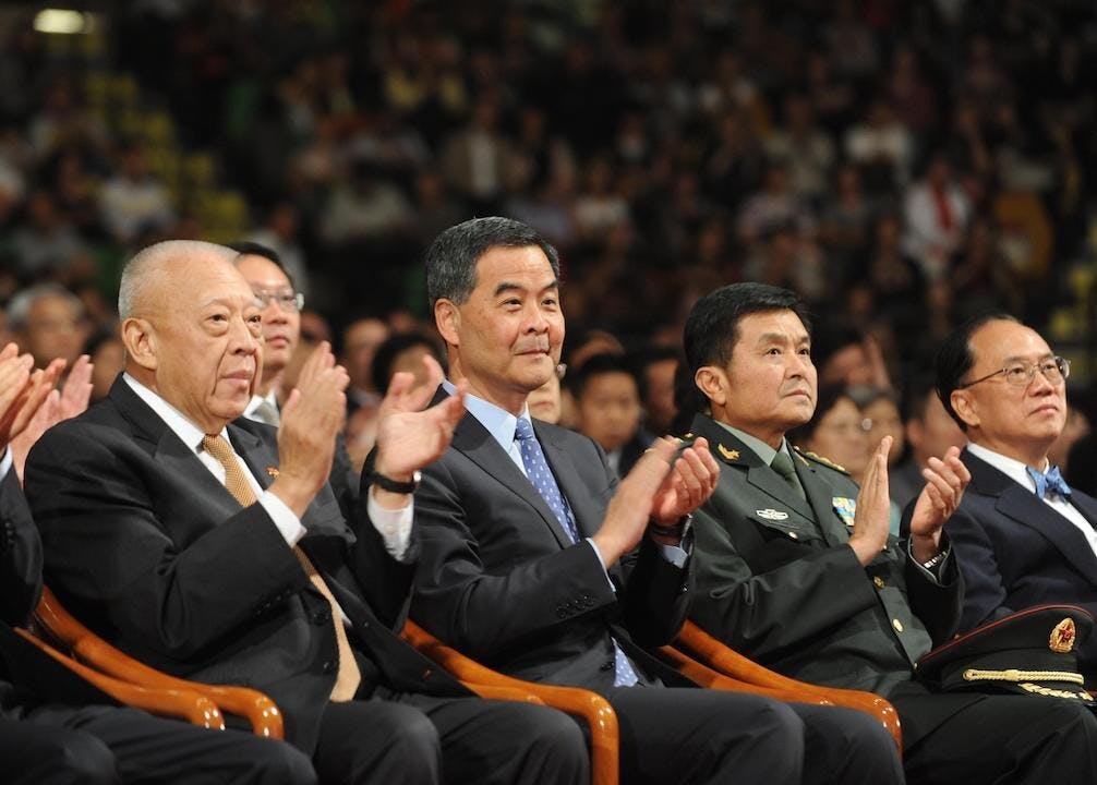 曾蔭權（右一）像前任的董建華（左一）一樣，面對誠信破產的局面。（亞新社）