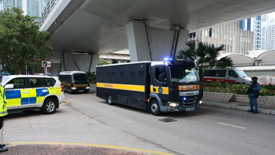 押送黎智英的囚車離開西九龍裁判法院。（亞新社）