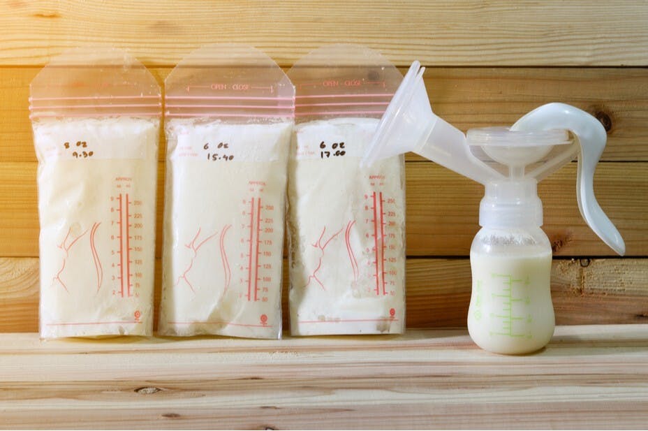 母乳除了能夠為新生兒提供所需營養的食物外，更能夠加強他們的免疫力。（Shutterstock）