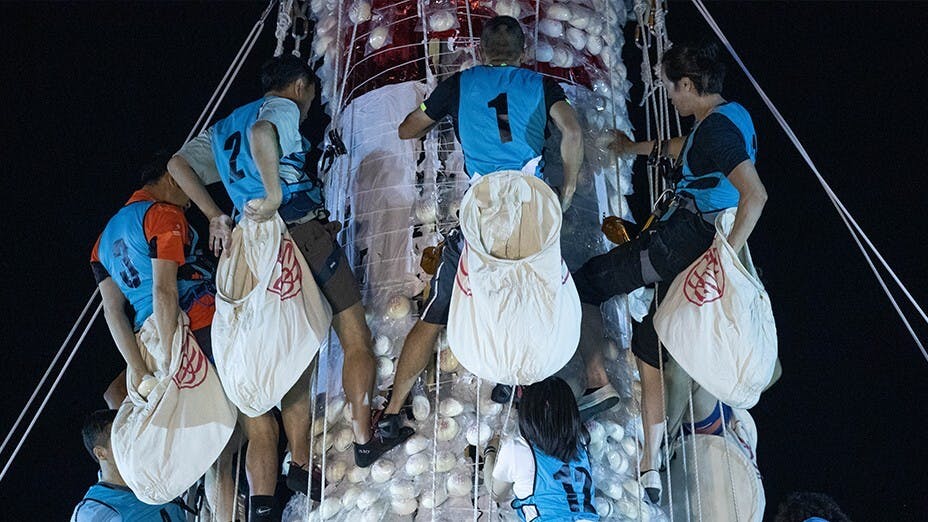 就以剛過去的太平清醮節慶為例，超過五萬名市民和海內外旅客到訪長洲，感受「搶包山」比賽的熱鬧氣氛。（亞新社）