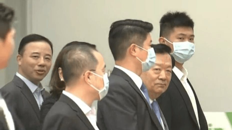 夏寶龍上午到訪港大圖書館及工程學院，特首李家超、港大校長張翔、校委會主席王沛詩等陪同。（電視新聞截圖）