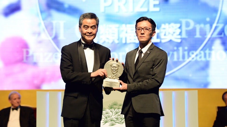 行政長官梁振英為劉鎮鯤醫生頒獎。(圖片:呂志和獎有限公司提供)
