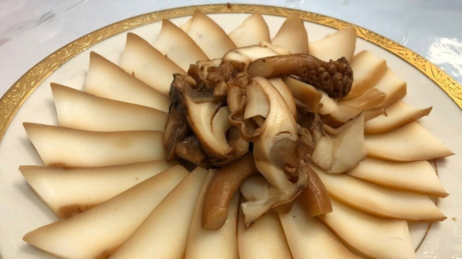 今天和大家分享的菜餚是十三香滷花枝片。（作者供圖）