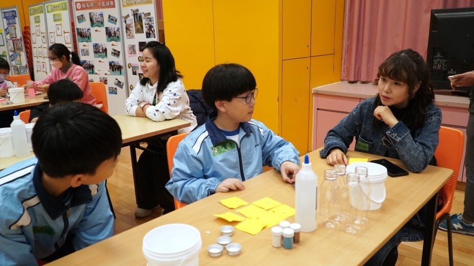 學生正在提問家長關於幫助自己控制情緒的方法。（LBD夥伴學校 – 嗇色園主辦可銘學校）